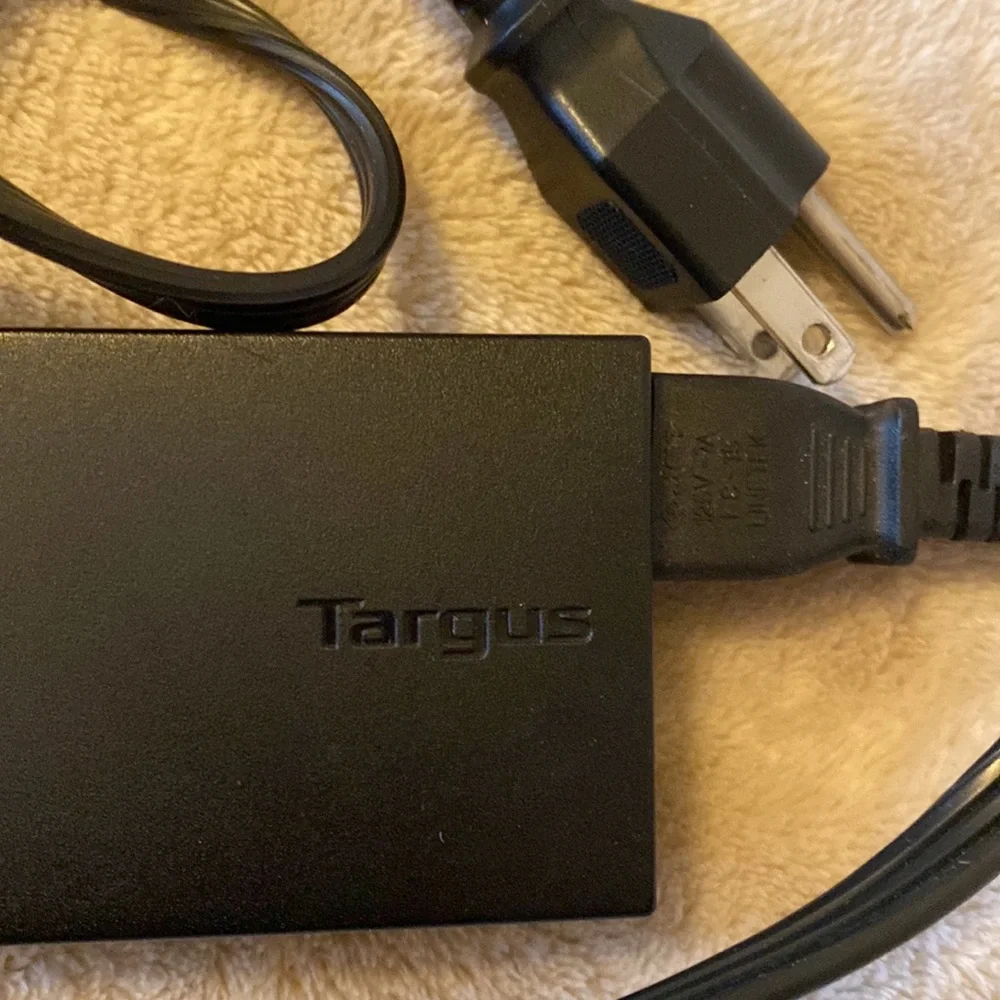 Targus universal wall power adapter for laptops with 2 plugs